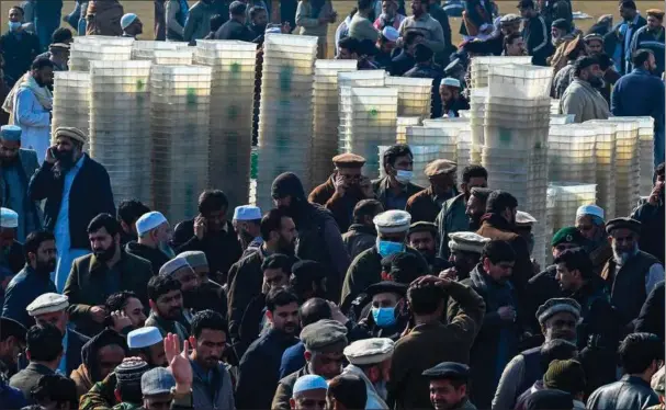  ?? ?? Onsdag var der fuld gang i forberedel­serne til det valg, der måske er det vigtigste i Pakistans historie. Foto: Abdul Majeed/AFP