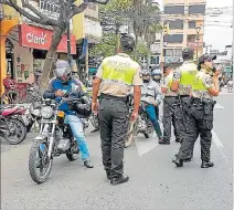  ?? MIGUEL LAJE / EXPRESO ?? Jornada. Los policías continúan reteniendo motos indocument­adas.