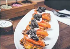  ?? FOTO: DPA ?? Lecker schmeckt Kaviar auch zu Kartoffelp­uffern mit Lachs.