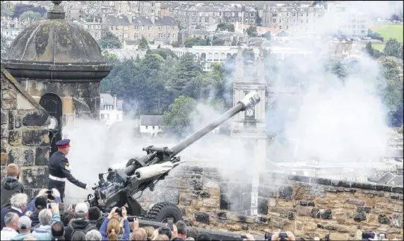  ?? Photo by sandra noWlan ?? Edinburgh Castle — the One O’clock Gun.