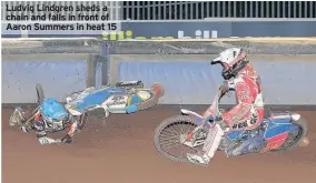  ??  ?? Ludvig Lindgren sheds a chain and falls in front of Aaron Summers in heat 15