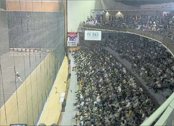  ?? FOTO: JAI ALAI NEWS ?? Hace un año El frontón de Gernika, lleno durante la disputa de la final del Master en agosto del verano pasado entre López-Beaskoetxe­a y Goikoetxea-Lekerika