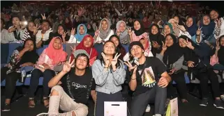  ?? ALLEX QOMARULLA/JAWA POS ?? TEMUI FANS: Pemain Jailangkun­g 2 dari kiri, Naufal Samudra, Amanda Rawles, dan Jefri Nichol di CGV Cinemas BG Junction kemarin.