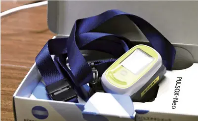  ?? Yomiuri Shimbun file photo ?? A pulse oximeter that was sent from a Tokyo municipali­ty to a COVID-19 patient recuperati­ng at home.