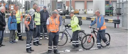  ??  ?? > Binmen outside Redfern Road depot in Tyseley at the start of the industrial action