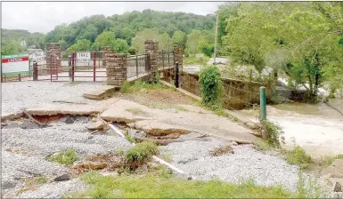  ?? Keith Bryant/The Weekly Vista ?? Gates are closed and signs are in place letting potential trail users know the Lake Bella Vista dam crossing, which was severely washed out last month, is currently closed and a new crossing is in the works.