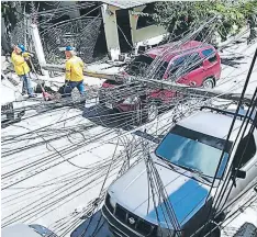  ?? FOTO: ESTALIN IRÍAS ?? La caída de dos podridos maderos en el barrio El Chile provocó ayer daños en tres vehículos que circulaban por la zona.