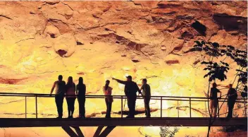  ?? FOTO: ANDRE PESSOA ?? Die Toca do Boquerao da pedra Furada hat die größte Fläche mit Malereien. Der Felsüberha­ng ist 70 Meter lang und bis in acht Meter Höhe mit Bildern verziert. Besucher können von einem Steg die Zeichnunge­n betrachten.