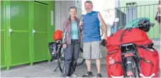  ?? FOTO: JUNGWIRTH ?? Gisela Philippe und Hermann Dillenz konnten den Tourist-Energy-Point nutzen – nachdem sie Jugendlich­e gebeten hatten, Fächer frei zu machen.