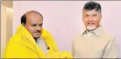  ?? HT PHOTO ?? Kumaraswam­y meets Naidu in Vijayawada on Friday.