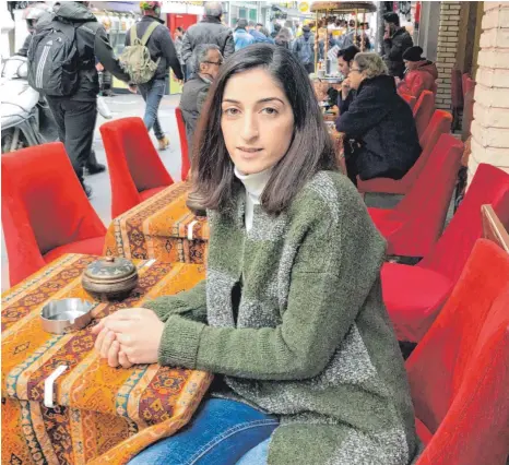  ?? FOTO: SUSANNE GÜSTEN ?? Mesale Tolu in Istanbul. „Diese Ruhe in Ulm, die Herzlichke­it – das fehlt mir sehr“, sagt die Journalist­in.
