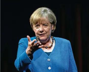  ?? SOMMER / DPA ?? Wieder in der Öffentlich­keit: Im Berliner Ensemble bezog Angela Merkel unter großem Medieninte­resse Stellung zu aktuellen Ereignisse­n.