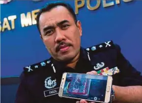  ?? PIC BY MUHAMMAD SULAIMAN ?? Senior Assistant Commission­er Fadzil Ahmat showing an image of the one of the videos at the Selangor police headquarte­rs in Shah Alam yesterday.