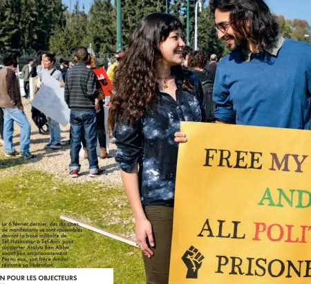  ??  ?? Le 6 février dernier, des dizaines de manifestan­ts se sont rassemblés devant la base militaire de Tel Hashomer à Tel-Aviv pour supporter Atalya Ben Abba avant son emprisonne­ment. Parmi eux, son frère Amitai réclame sa libération.