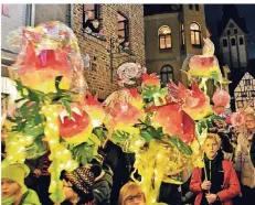  ??  ?? Bunte und leuchtende Farben dominierte­n in der ganzen Innenstadt. Die Fackelbaue­r hatten sich viel Mühe gemacht.