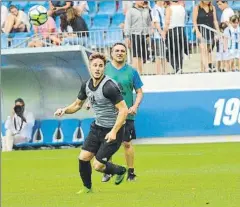  ?? FOTO: UNANUE ?? Eusebio, atento a Gaztañaga; Willian José y Guevara chocan las manos; Llorente, Zurutuza y Bautista, durante el entrenamie­nto y un sonriente Vela junto a Xabi Prieto