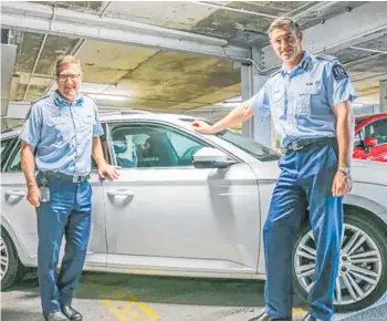  ??  ?? Commission­er Andrew Coster and Deputy Jevon McSkimming with a Skoda Superb.