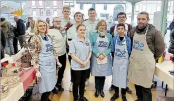  ?? - Crédits : MZ ?? Les élèves du CAP Primeur et leurs professeur­s autour de Valérie Charpin, la proviseur du lycée Jean de Prades.