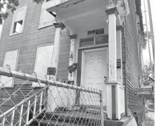  ?? REBECCA LURYE/HARTFORD COURANT ?? This three-story apartment building at 41 Madison St., in Hartford, is being redevelope­d by SINA to be sold to a first-time homebuyer. The boarded-up property, which attracted squatters and drug dealers, previously had an absentee owner, SINA said.