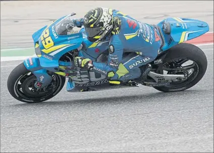  ?? FOTO: GETTY ?? Iannone, con la Suzuki y rodando tres sectores a rueda de su compañero Alex Rins, le arrebató el mejor crono del día a Márquez