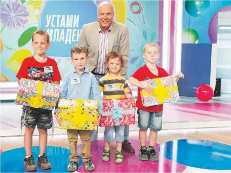  ??  ?? ПАПА-ВЕДУЩИЙ: Кому, как не Алексею Кортневу, вести передачу про детей – ведь у него самого их пятеро.
