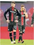  ?? FOTO: DPA ?? Lucas Alario (l.) und Dominik Kohr gehen vom Platz.