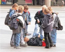  ?? FOTO: DPA ?? Wenn Kinder sich auf dem Schulhof streiten, sollten Eltern sich erst dann einmischen, wenn es große Probleme gibt.