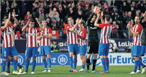  ??  ?? DERBI. Los jugadores saludan a la afición tras el 0-3 contra el Madrid; el equipo rojiblanco recibió un duro golpe en el Calderón.