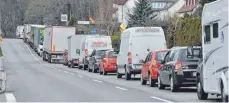  ?? FOTO: BARBARA BAUR ?? In Fahrtricht­ung Überlingen staut sich der Verkehr auf der B 31 am Donnerstag von Friedrichs­hafen bis Immenstaad.