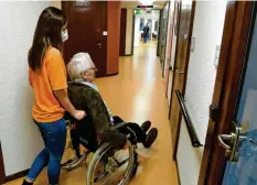  ?? Symbolfoto: Silvio Wyszengrad ?? Senioren in Pflegeeinr­ichtungen können nur eingeschrä­nkt oder im Fall von Quaran‰ täne gar nicht besucht werden.