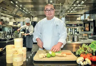  ?? (foto Lapresse / Corner) ?? Sapori orientali Lo chef James Hu nelle cucine del Mandarin Hotel
