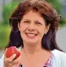  ??  ?? Ingrid G. ist glücklich mit ihren neuen Zähnen! Schon kurz nach der Implantati­on kann sie kraftvoll in einen Apfel beißen.