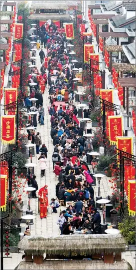  ?? PHOTOS PROVIDED TO CHINA DAILY ?? People enjoy the paotang banquet, a pork-soup feast featuring dozens of dishes, in Shiquan county in Shaanxi province’s Ankang.