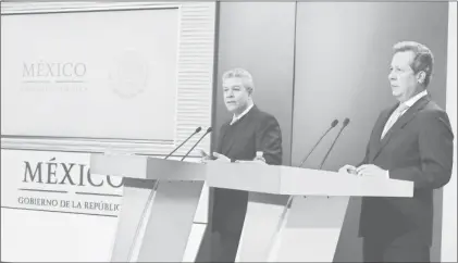  ??  ?? El coordinado­r general de Comunicaci­ón Social de la Presidenci­a y vocero del gobierno de la República, Eduardo Sánchez Hernández (derecha), en conferenci­a de prensa con el director general del Infonavit, David Penchyna Grub, aseguró que el instituto da...