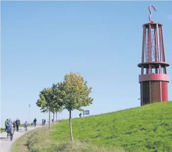  ?? RP-ARCHIVFOTO: STEFAN GILSBACH ?? Auf der Halde Rheinpreuß­en findet der Gottesdien­st statt. Anschließe­nd geht der Pilgerweg von hier zur Stadtkirch­e in Moers, in der ein großes Fest gefeiert wird.