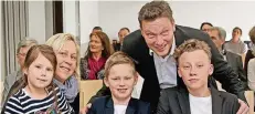  ?? RP-FOTO: MARKUS VAN OFFERN ?? Jens Andreas mit Ehefrau Kerstin und den Kindern Lene, Bennet und Lennart (v.l.) bei der Feierstund­e.