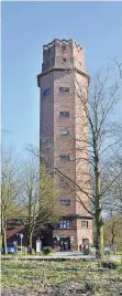  ?? ARCHIVFOTO­S (3): W. KAISER ?? Der 1929 errichtete Wasserturm ist weithin sichtbar.