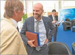  ?? FOTOS: GENTILEZA MINISTERIO DE TRANSPORTE ?? PREMIO. El ministro rió en Alemania, donde elogiaron el Metrobus.