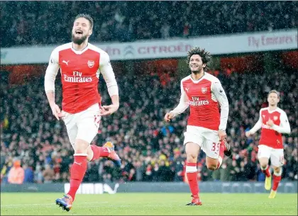  ?? Foto Ap ?? Olivier Giroud (izquierda), del Arsenal, festeja su memorable anotación al Crystal Palace