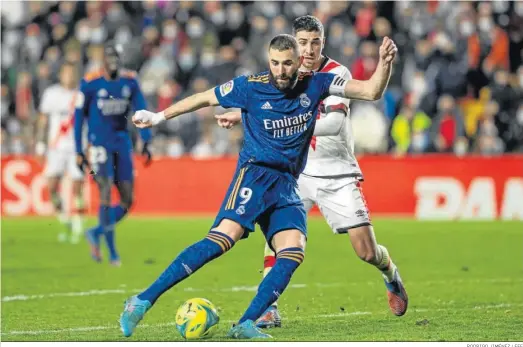  ?? RODRIGO JIMÉNEZ / EFE ?? El delantero francés Benzema intenta el remate ante la oposición del rayista Comesaña.