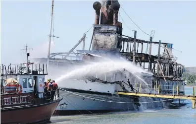  ?? CLARENCE TABB JR., DETROIT NEWS VIA AP ?? Detroit firefighte­rs extinguish a blaze on S.S. Ste. Claire on Friday in Detroit.