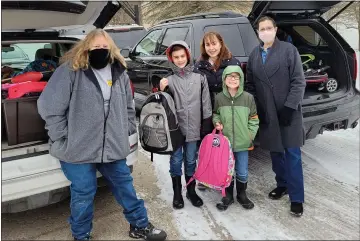  ?? PHOTO COURTESY OF LINDA IRVING ROYSE ?? Elias Cady Society Children of the American Revolution Senior Treasurer Deb Rakoczy (left), second Vice President Britton Lawless, Registrar Ilan Lawless, mother Lyndsay Lawless and Historian Nancy Flasck gather backpacks to be distribute­d to foster care closets in Farmington Hills and Flint.