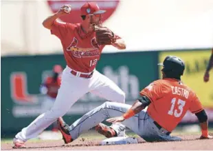  ?? AP ?? Paul de Jong, de los Cardenales realiza un pivote a la inicial para completar una doble matanzas luego de retirar a Starling Castro en la intermedia.