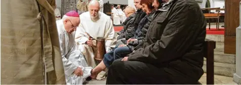  ?? Foto: Annette Zoepf ?? Im Dom findet die traditione­lle Fußwaschun­g mit Bischof Konrad Zdarsa statt.