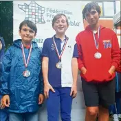  ?? (Photo C. S.) ?? De gauche à droite : les collégiens toulonnais Romain Duran (bronze), Romain Dutreil-Labat (or) et Maxence Berretta (argent) constituen­t le podium 100 % varois de cette finale nationale de scrabble scolaire 2021/2022.