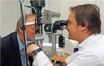  ?? FOTO: B&B ?? Chefarzt Professor Peter Szurman bei der Behandlung von Karl-Ludwig Schäfer (links).