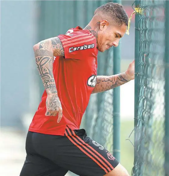  ?? Gilvan de Souza / FlamenGo ?? Paolo Guerrero durante um treino do Flamengo: o centroavan­te peruano encerrou ontem a novela que se arrastava nos últimos dias