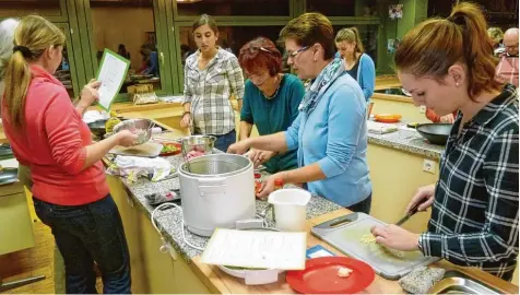  ?? Foto: Manfred Keller ?? Ein umfangreic­hes Mitmach Programm bietet die Volkshochs­chule Krumbach für die kommenden Wochen an: Dazu gehören unter anderem Kochkurse – im Bild ein Blick in die Schulküche.