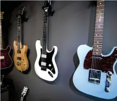  ??  ?? FENDER. Många av gitarrerna är Fenderkopi­or, ett amerikansk­t märke som man inte får serieprodu­cera så de är byggda för eget bruk.