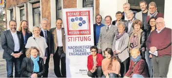  ?? RP-FOTO: ARUE ?? Vor dem Eingang des Rotary-Clublokals „Margareten­hof“präsentier­ten sich alle Beteiligte­n.